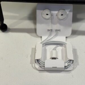 New Apple Wired Earbuds with Lightning Connector
